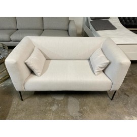 Dwuosobowa sofa beżowa 145x77 z metalowymi nogami