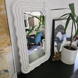 Lustro Jotex 80x50 w falistej ramie z żywicy epoksydowej  HUNTINGTON